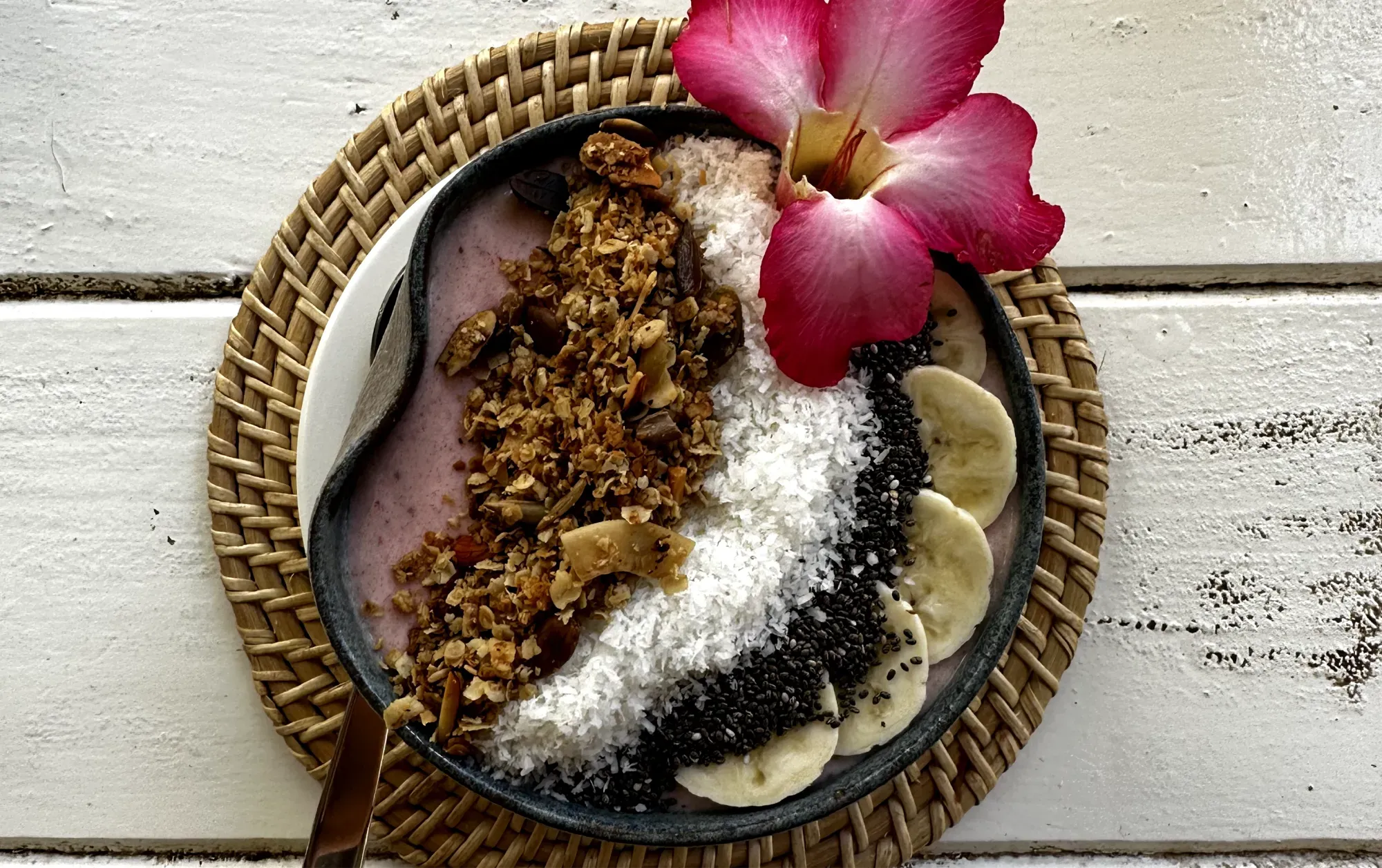 a fruit bowl with açai