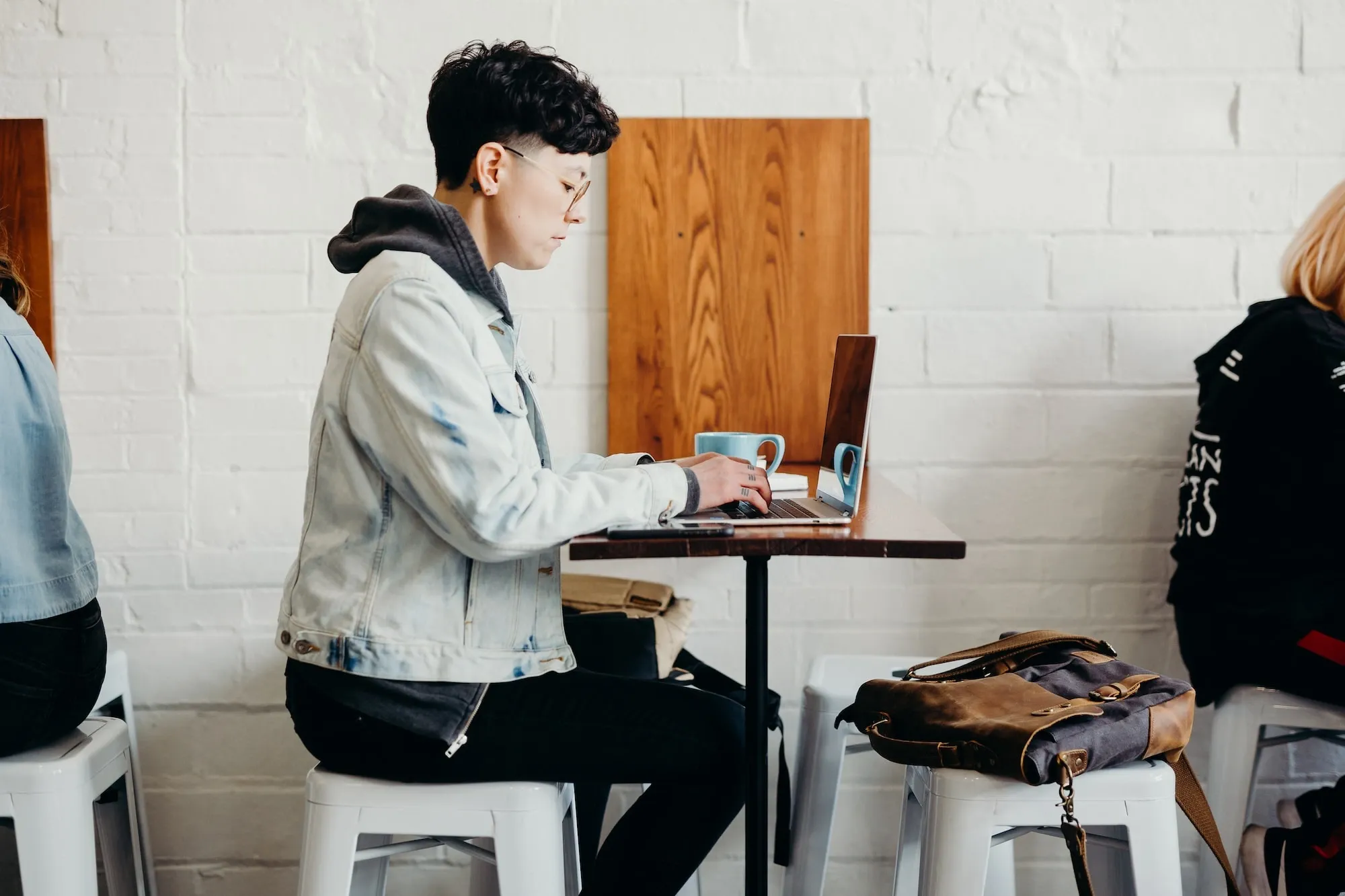 Image of a freelancer working from a cafe