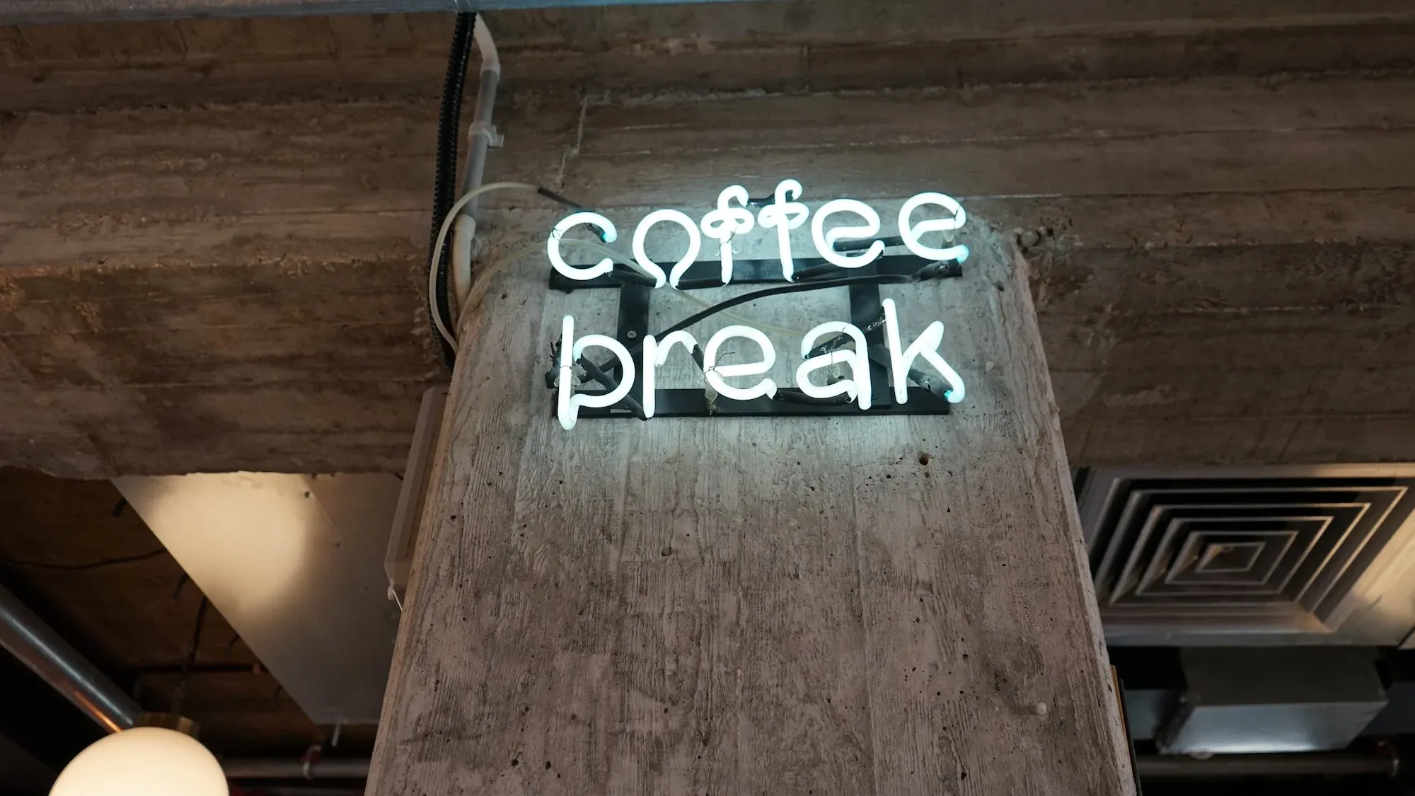 Image of a neon sign saying "coffee break"