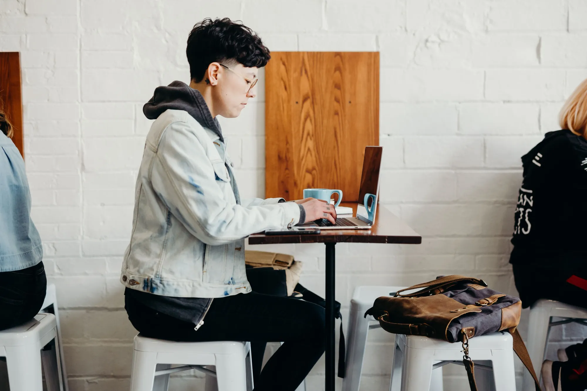 Digital nomad working on laptop to write his new newsletter