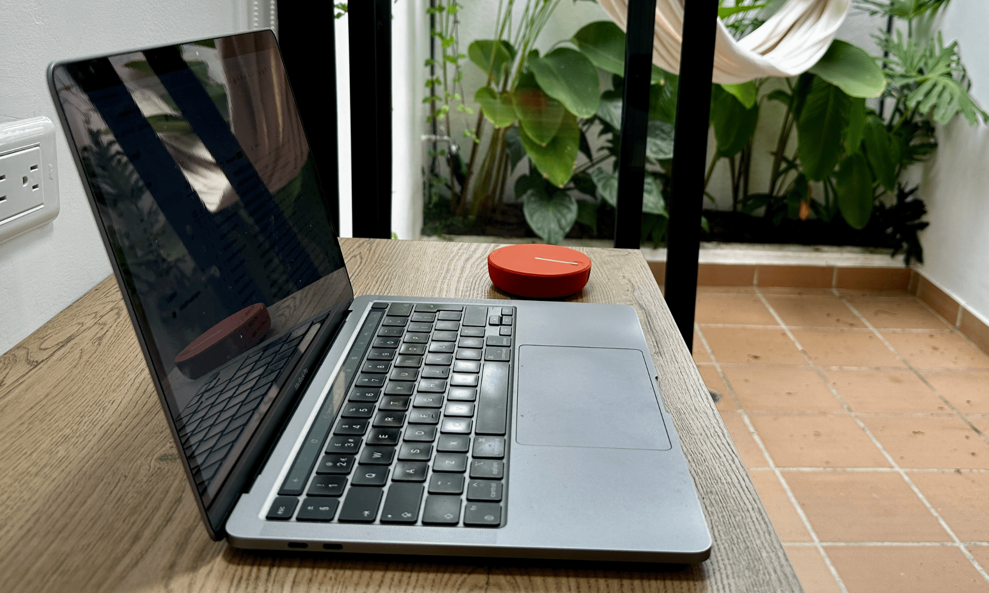 SIMO Solis Lite 4G next to laptop on a wooden table