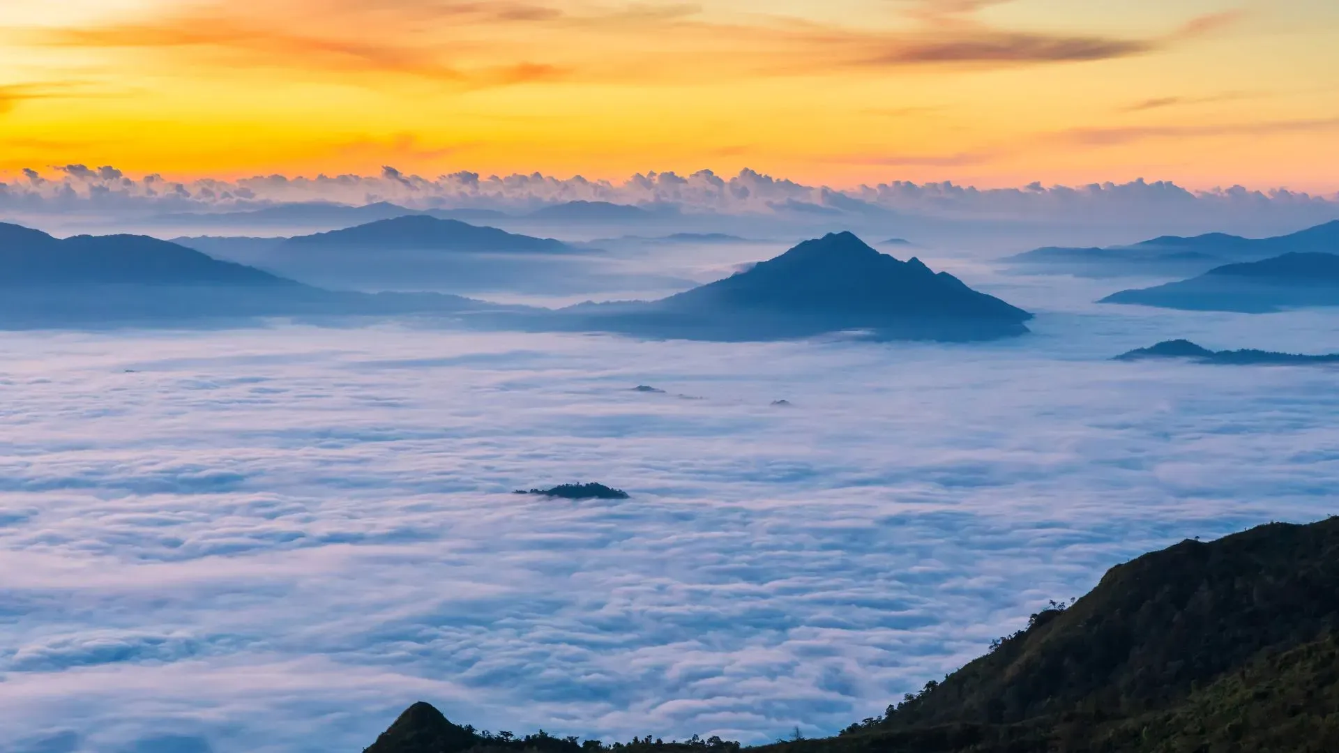 Montagne circondate dalle nuvole nei dintorni di Chiang Rai