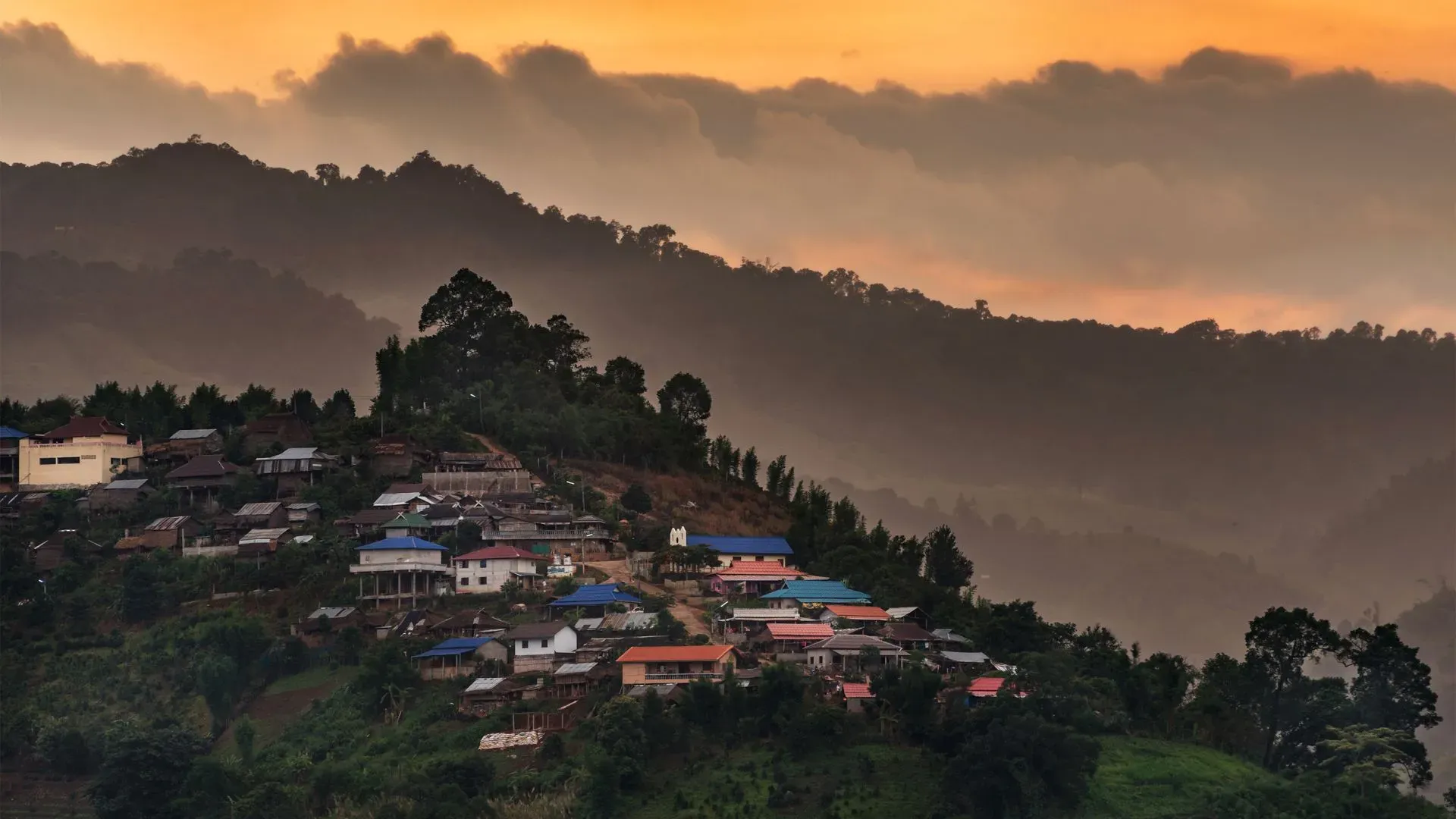 Il paesaggio tipico di montagna che circonda Chiang Rai