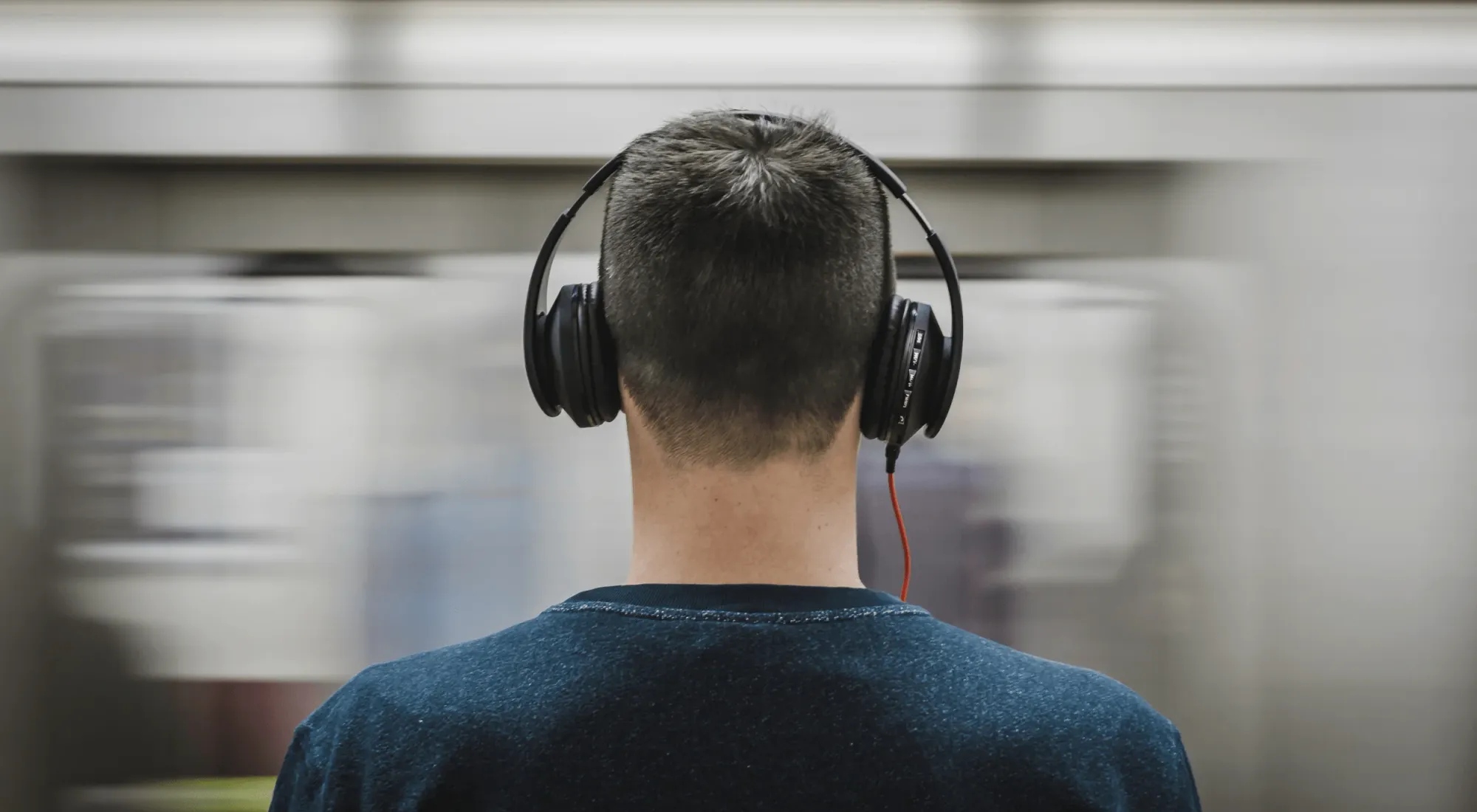 Remote worker wearing noise-cancelling-headphones