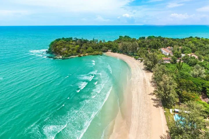 an image of the Koh Lanta coast, a beautiful place for digital nomads and remote workers