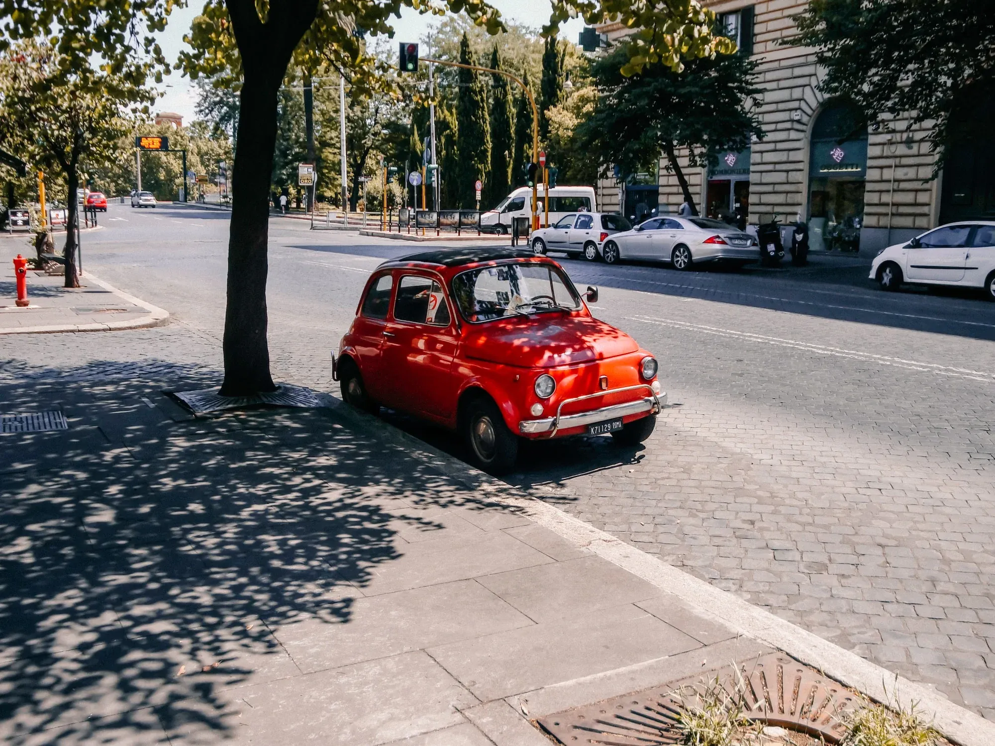 Immagine di una Fiat 500 a Roma, Italia