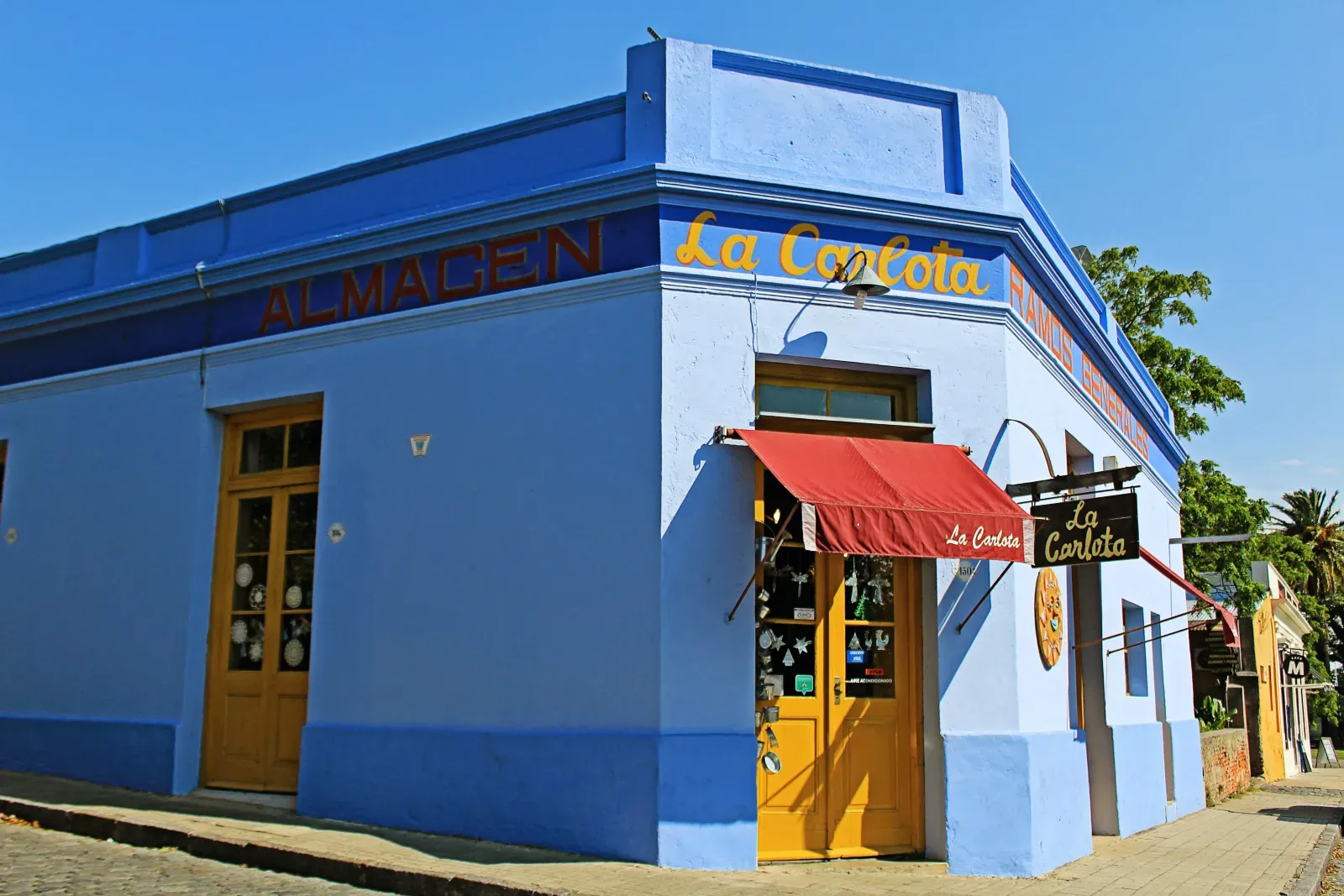 Immagine di un palazzo blu in Uruguay