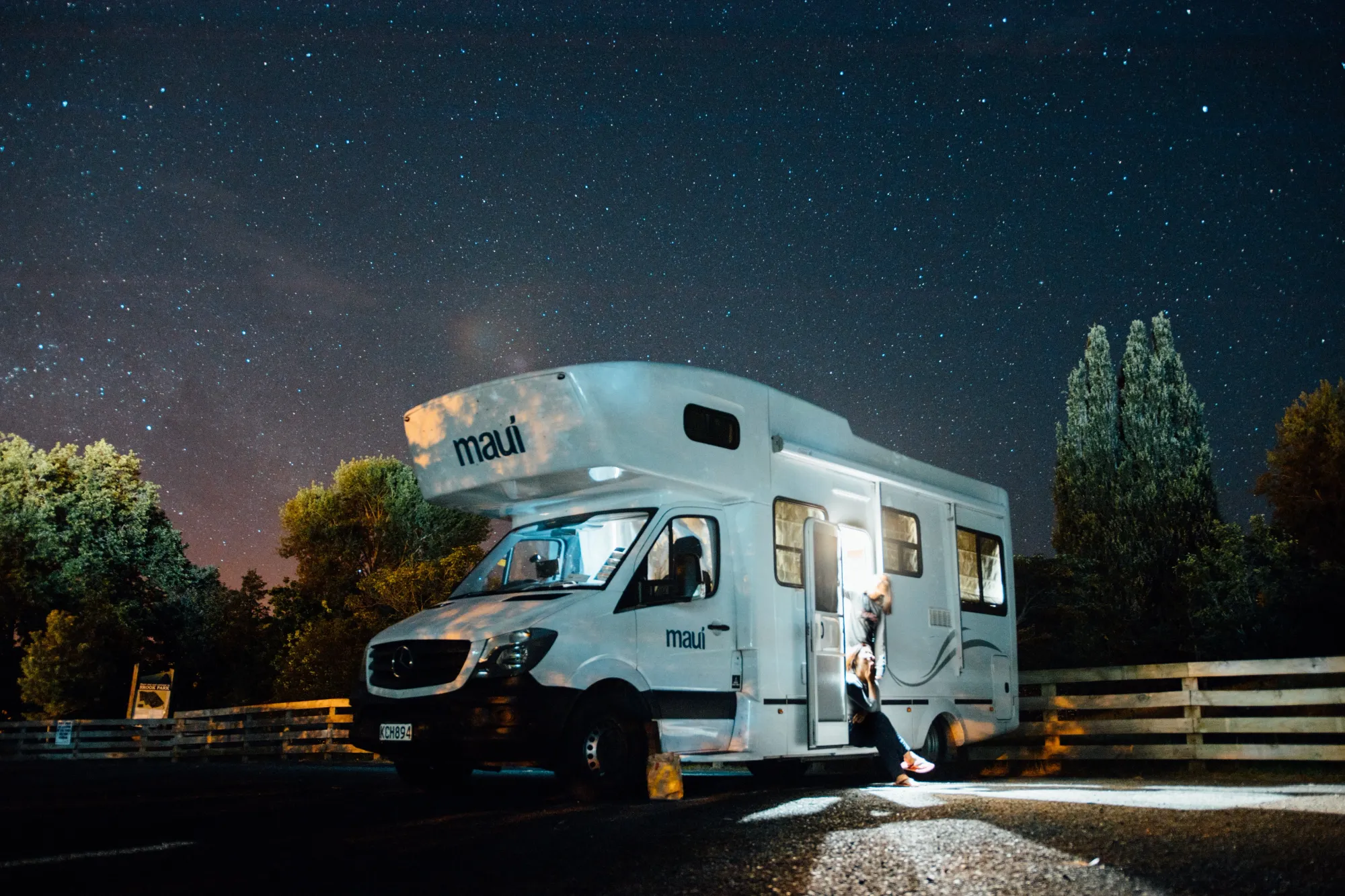 Immagine di un camper sotto il cielo stellato