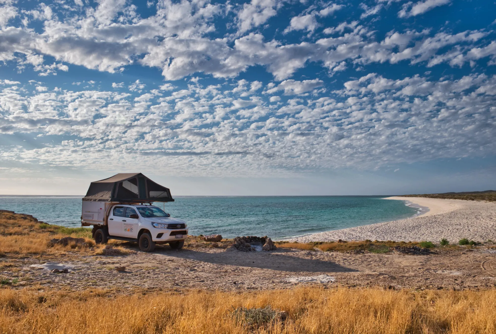 Immagine di un van sulla spiaggia