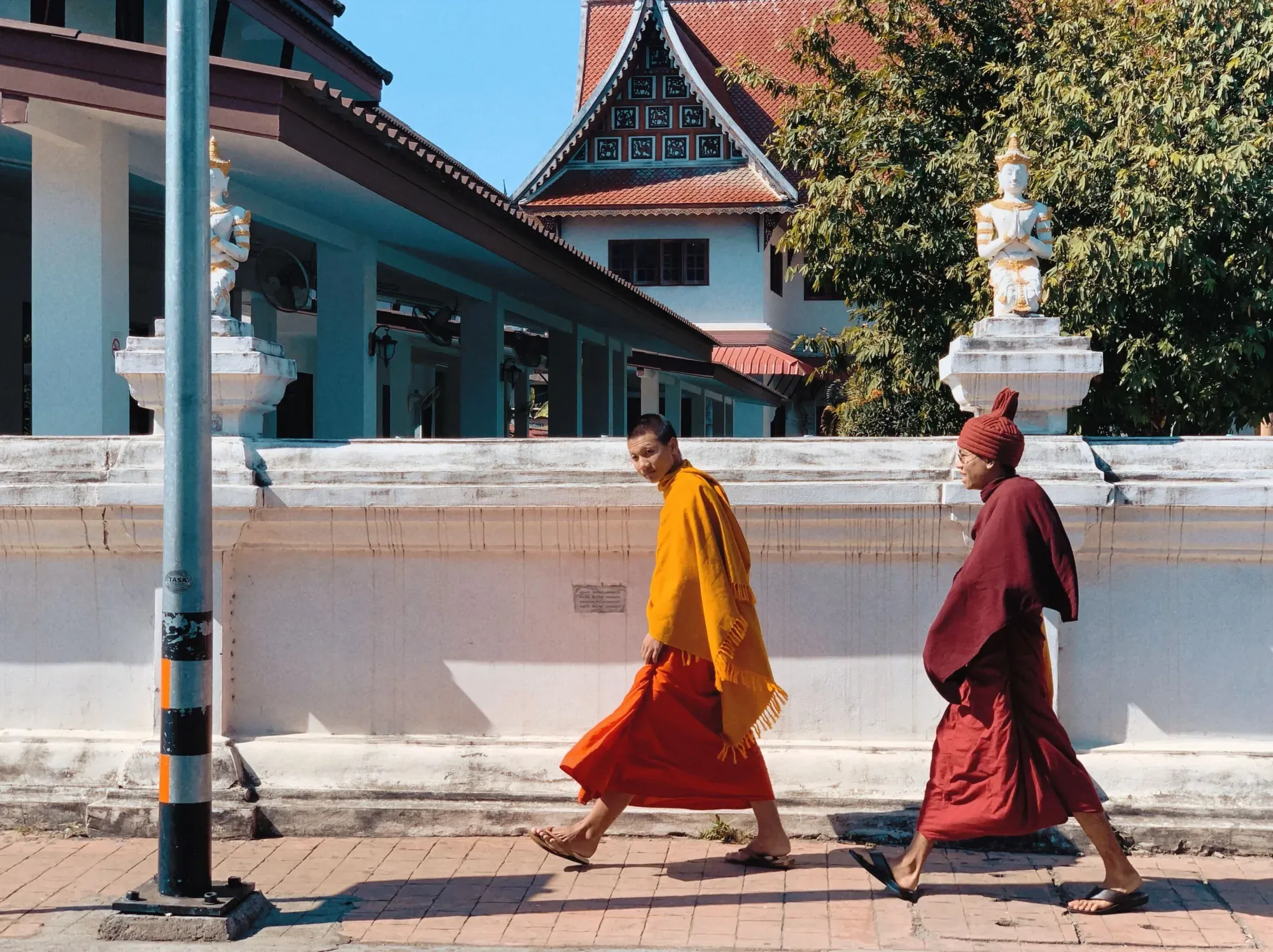 monaci buddisti che camminano a Chiang Mai