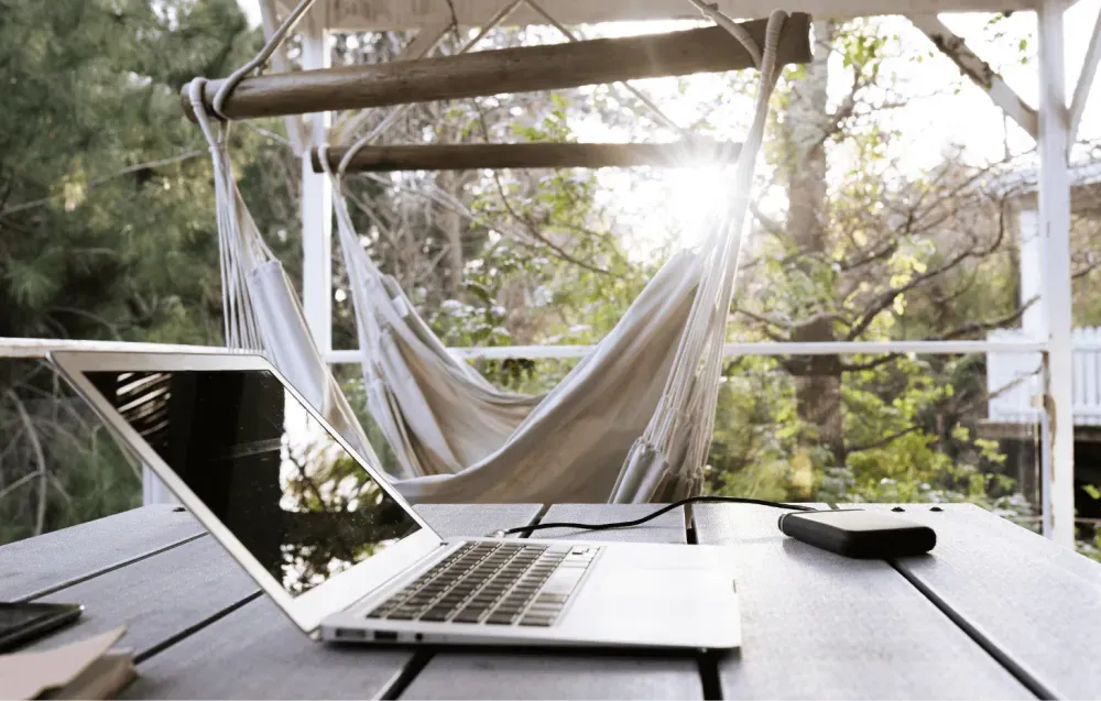 Lavorare con il laptop in un posto rilassante