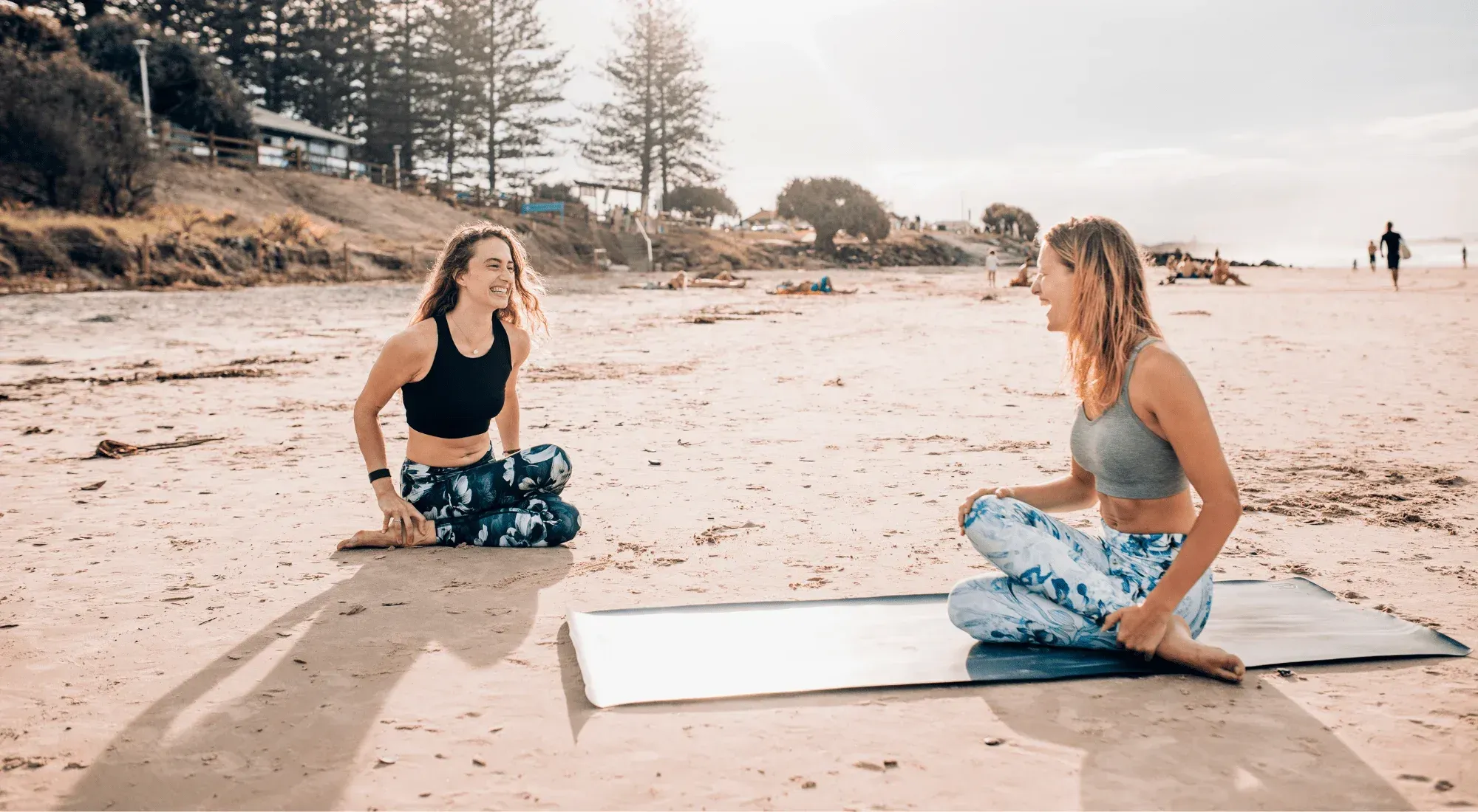 Nomadi digitali praticano yoga