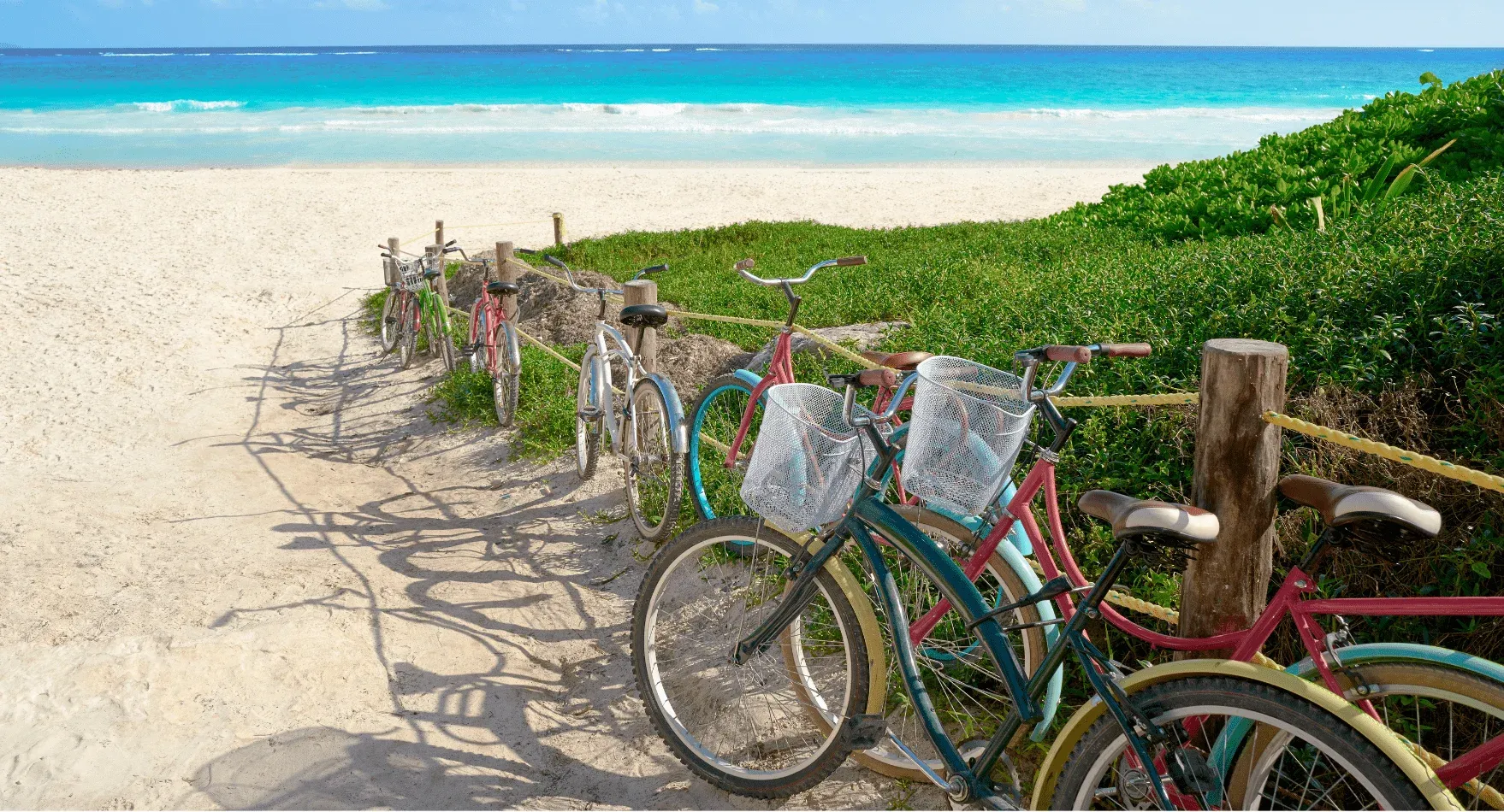Biciclette sulla spiaggia a Tulum