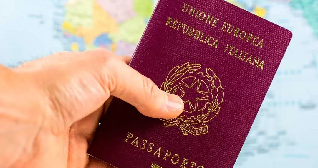 un passaporto italiano su una mappa