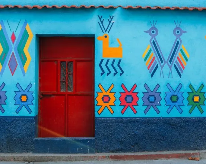 Casa dipinta con motivi Maya