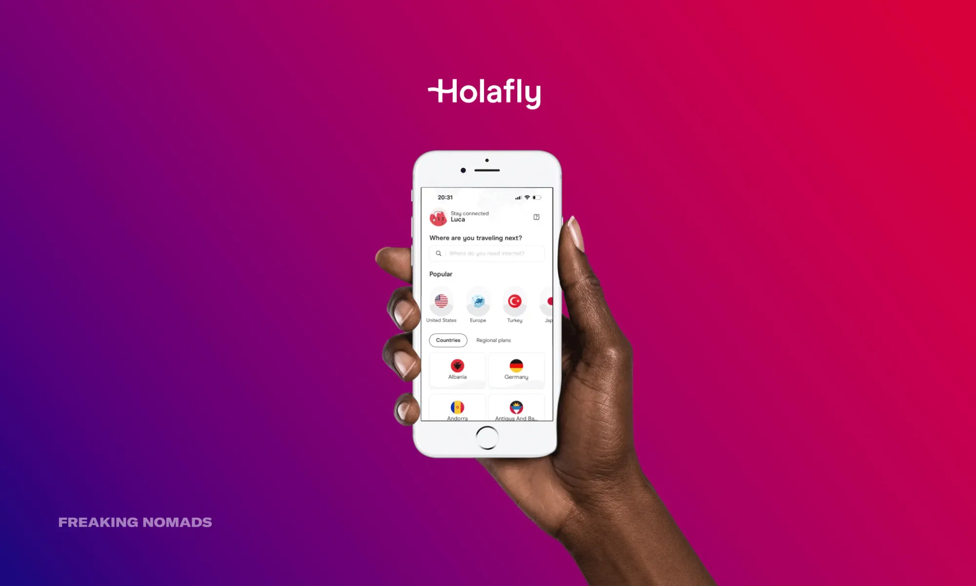 Holafly eSIM su un iPhone tenuto da una mano