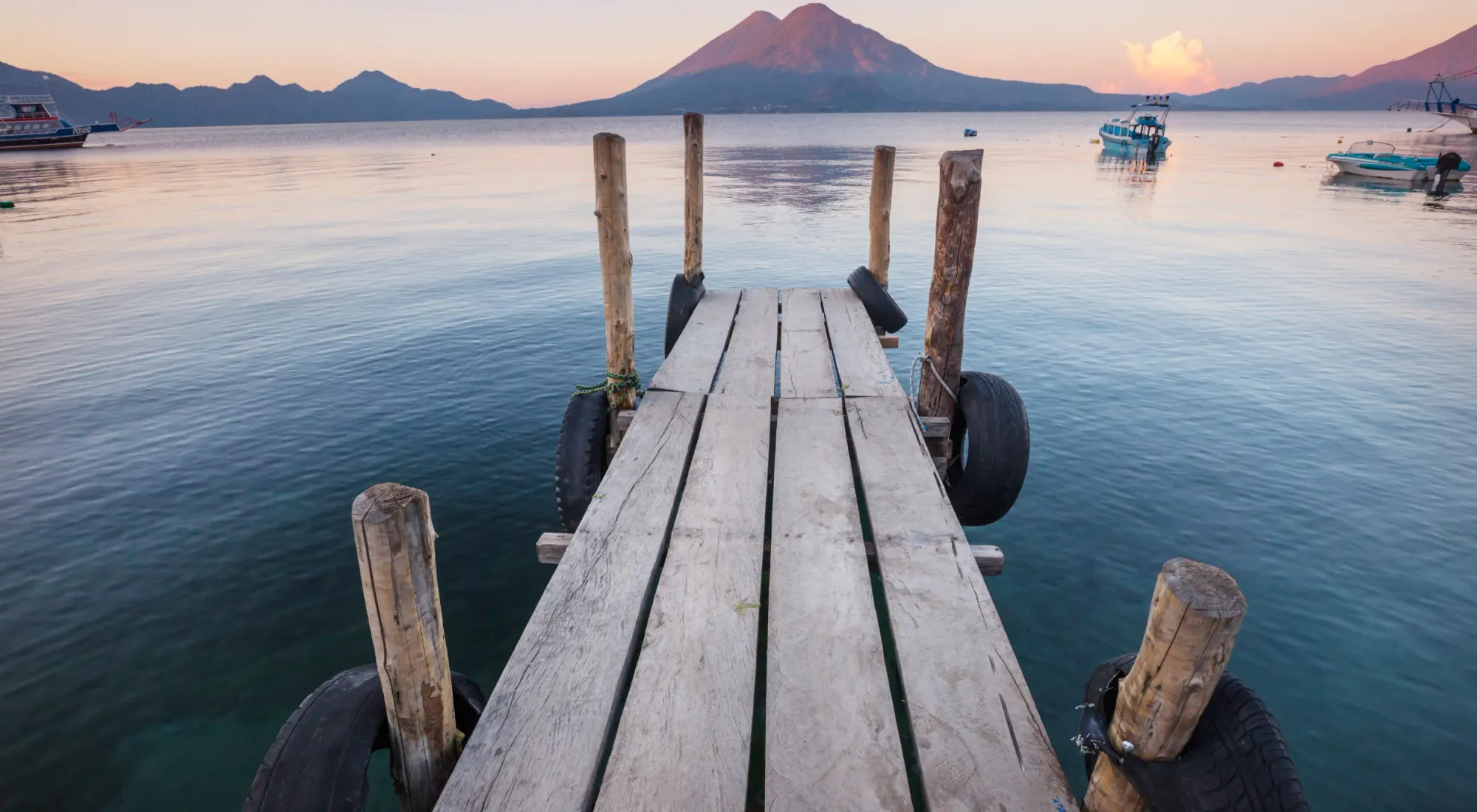 Lago Atitlán in Guatemala al tramonto