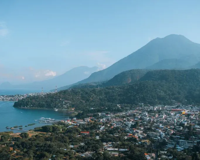 Vista dei vulcani sul Lago Atitlán
