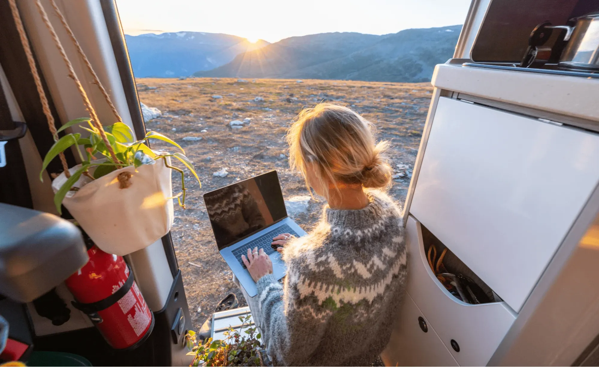 :Lavoratrice da remoto in un van all'alba