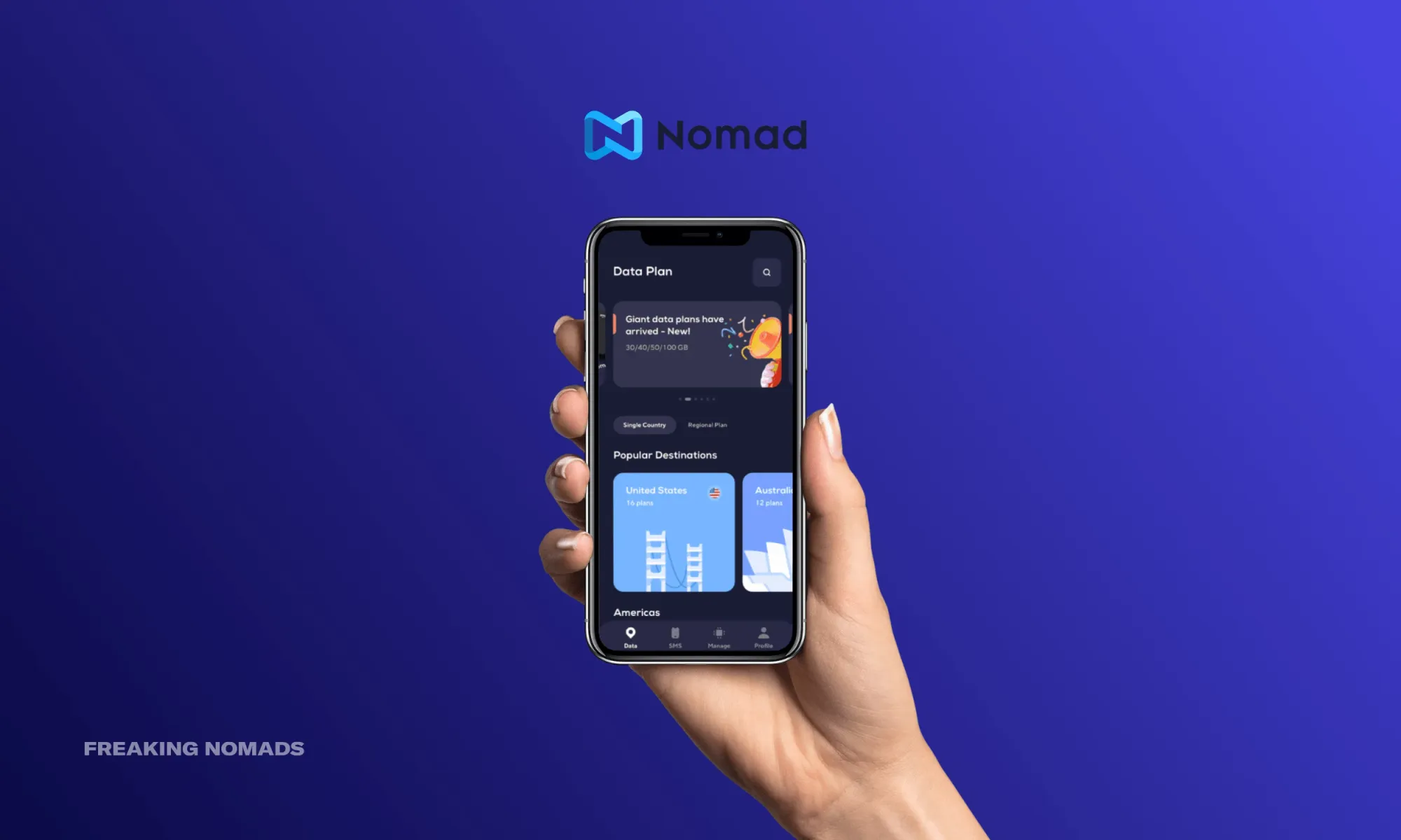 Nomad eSIM su un iPhone tenuto da una mano