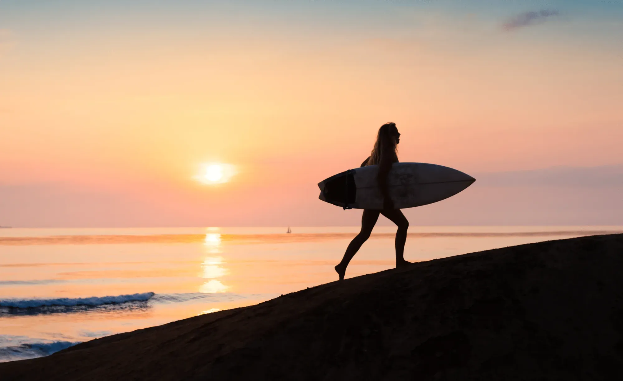 Surfer al tramonto