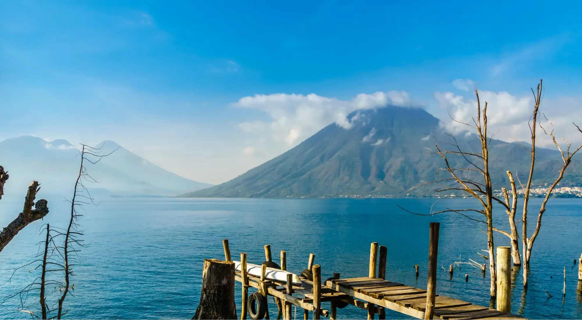 Vulcano San Pedro visto dal lago Atitlán in Guatemala