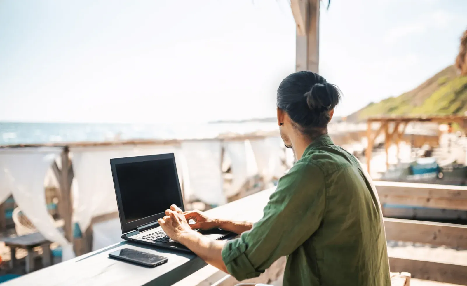 nomade digitale che lavora dalla spiaggia