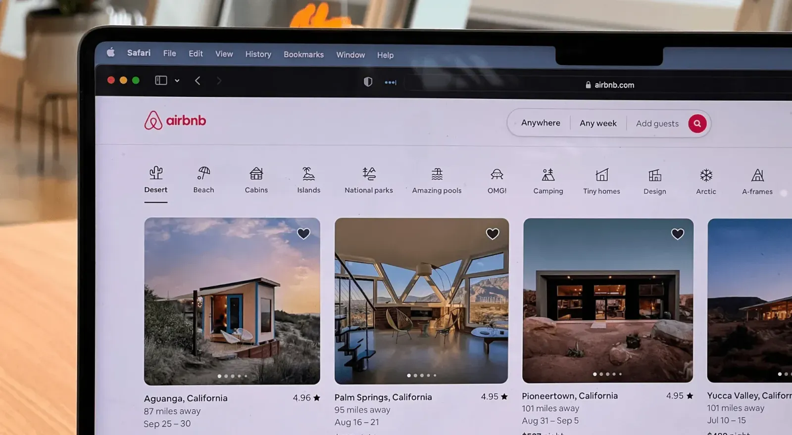 Computer che mostra il sito di Airbnb