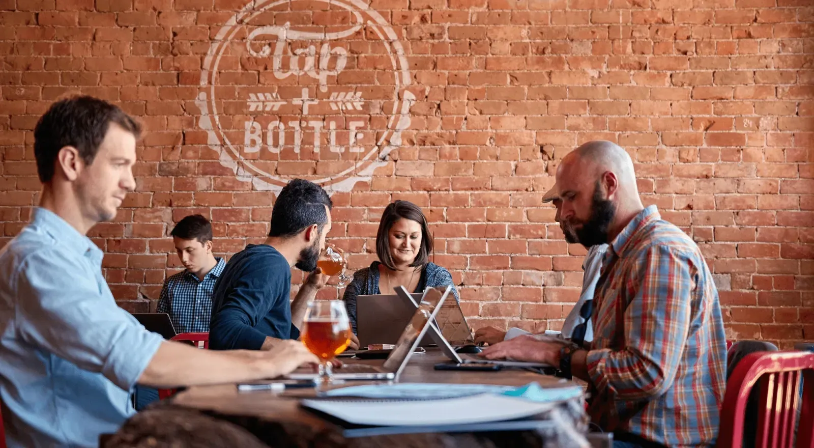 Nomadi digitali che lavorano insieme in un bar