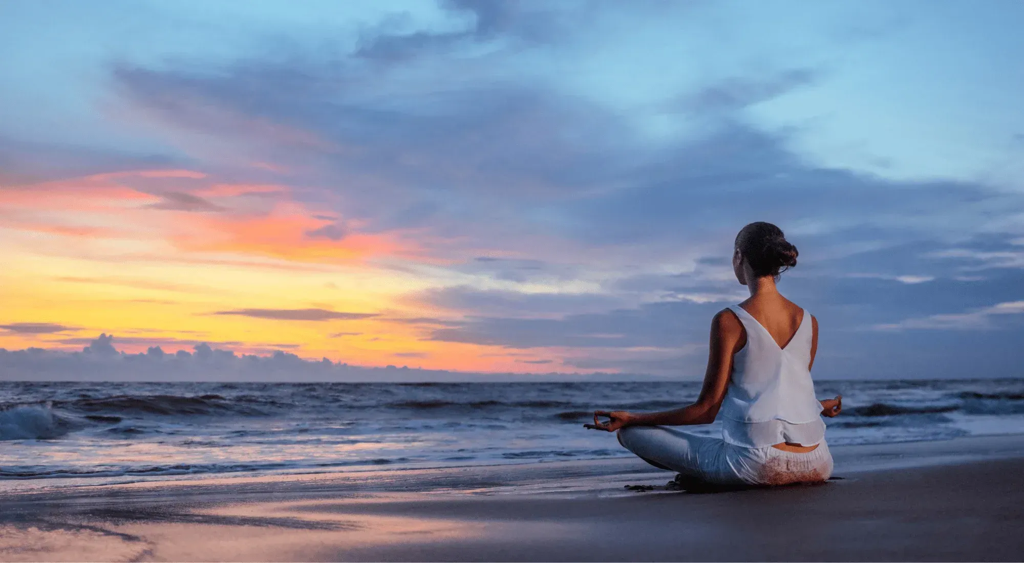 lavoratore da remoto che fa meditazione sulla spiaggia