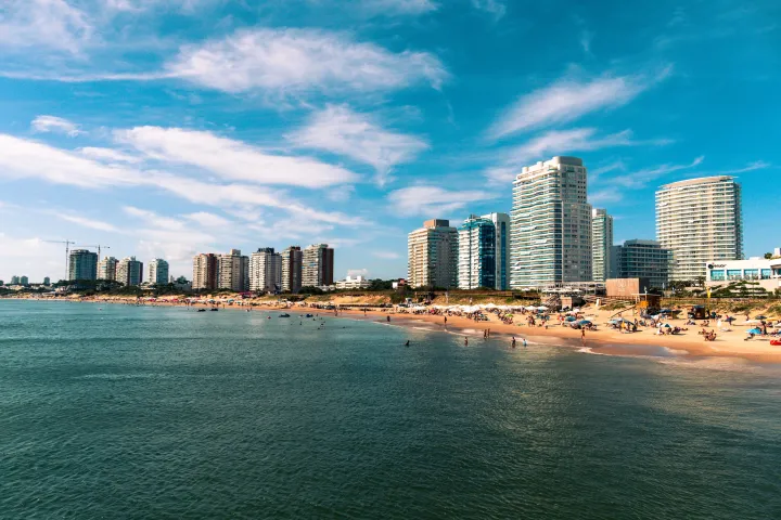 Immagine di una città sul mare in Uruguay