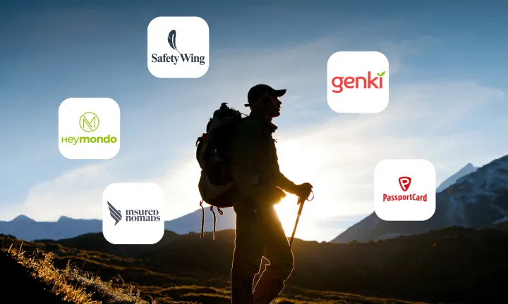 I loghi delle migliori assicurazioni di viaggio per nomadi digitali con un viaggiatore sullo sfondo