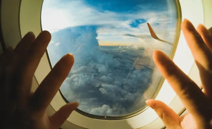 Mani sul finestrino di un aereo