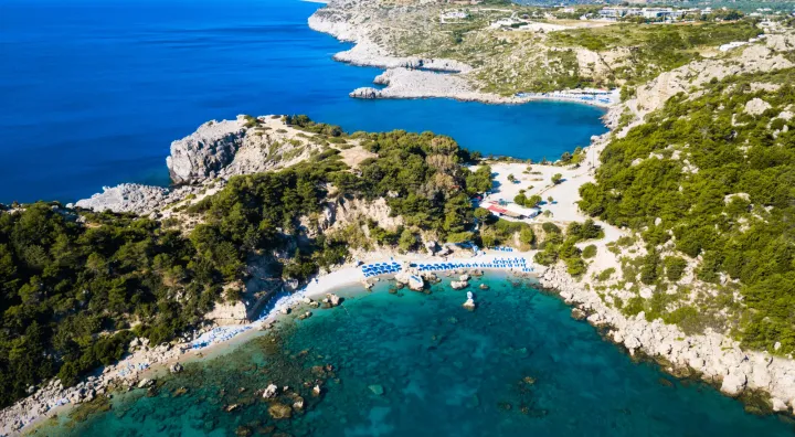 Spiaggia selvaggia a Rodi in Grecia